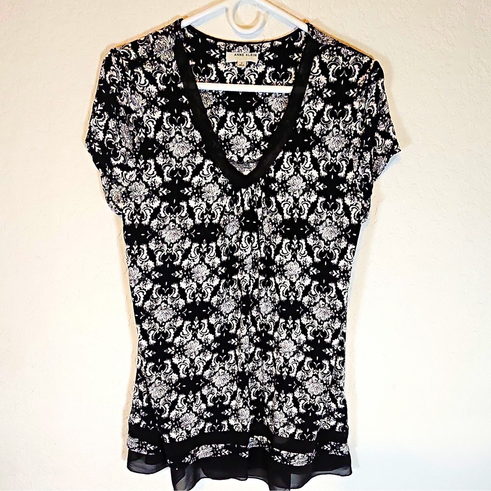 Anne Klein Black White Floral Blouse V-Neck Sheer Chiffon accents  Cap Sleeve M